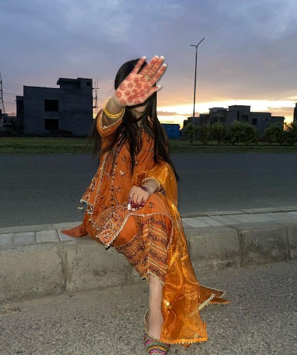 Stylish photo pose for Girls in Kurti Capturing beautiful and stylish photographs is a desire shared by many girls, and when it comes to showcasing elegance and grace, kurtis