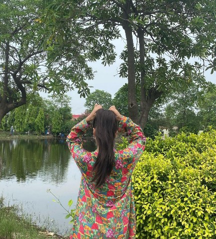 Stylish photo pose for Girls in Kurti Capturing beautiful and stylish photographs is a desire shared by many girls, and when it comes to showcasing elegance and grace, kurtis